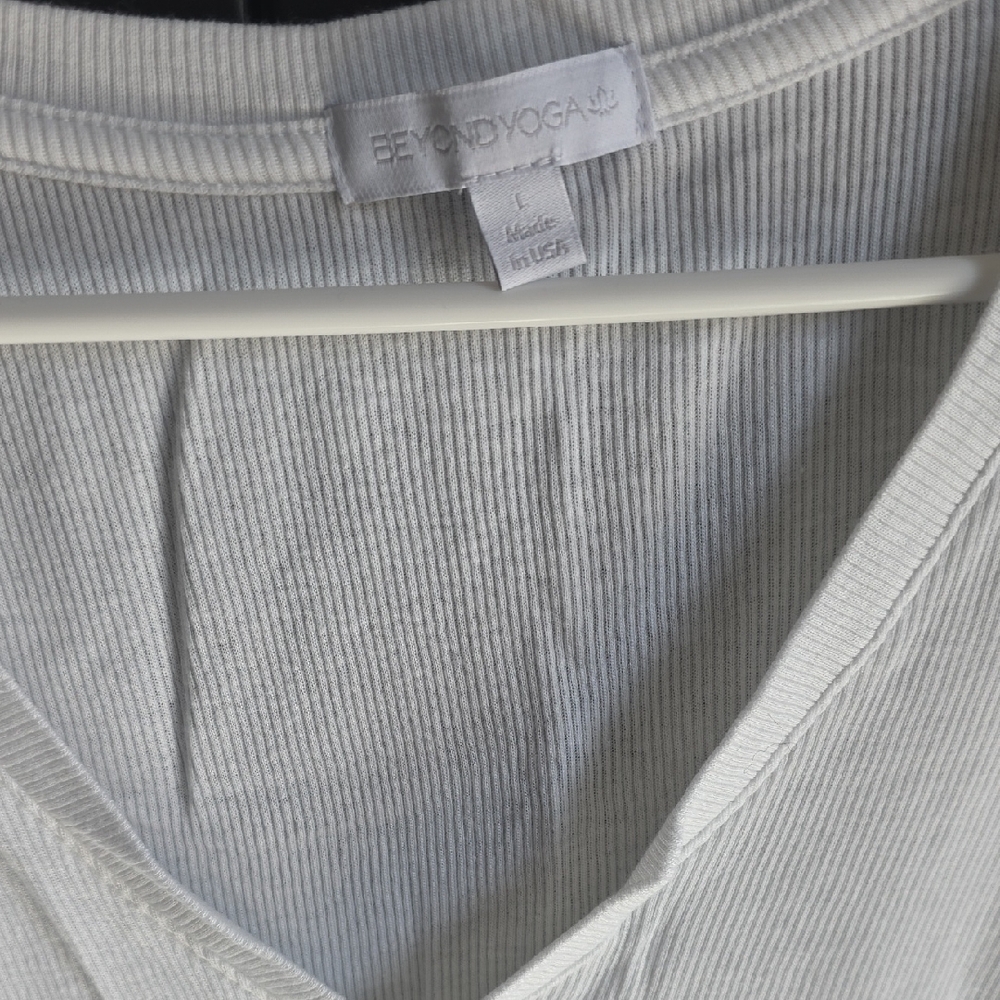 Beyond Yoga White Ribbed V-Neck Short Sleeve Tee - Picture 3 of 3